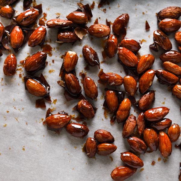 Sweet and Spicy Glazed Almonds: irresistible nutty crunch
